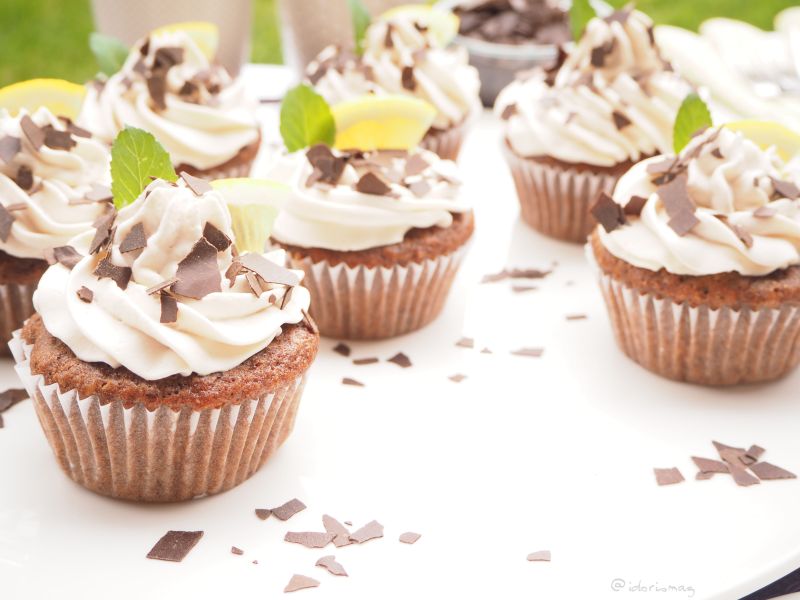Vegane Schokolade Haselnuß Cupcakes mit vanille Erdbeer Füllung
