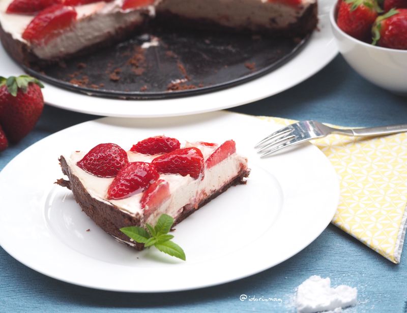 Veganer Sahne Erdbeer Kuchen auf Schokolade Mürbteig