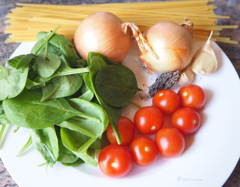 Vegane Spaghetti mit Spinat, Morcheln, Tomaten, Sonnenblumenkerne