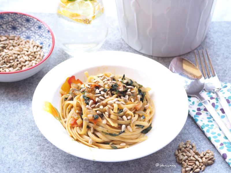Vegane Spaghetti mit Spinat, Morcheln, Tomaten, Sonnenblumenkerne