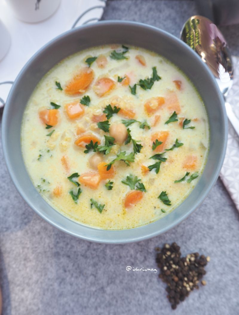 Vegane Kokos Linsen Suppe mit Kichererbsen, Karotten, Süßkartoffel