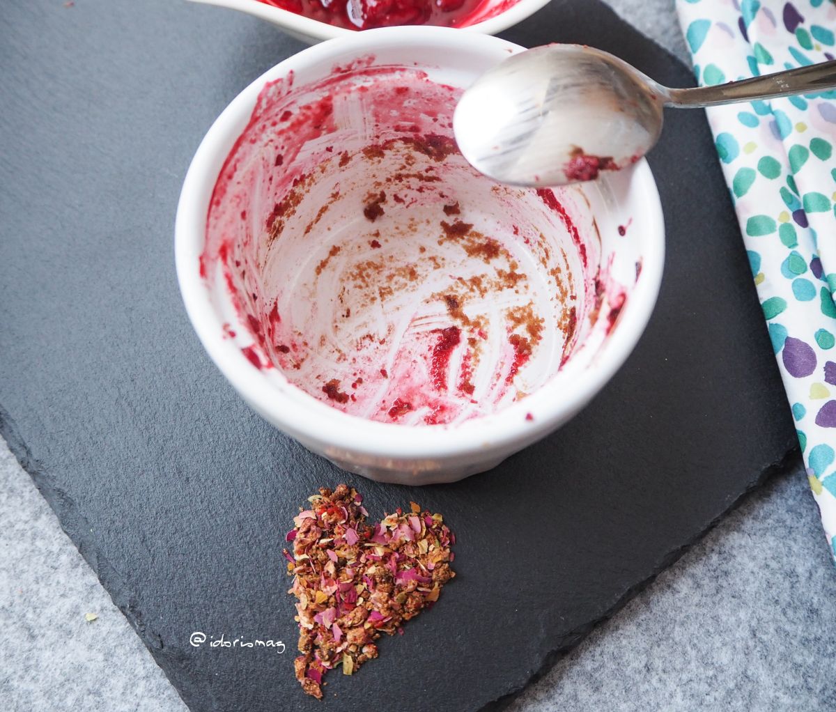 Quick & Easy vegan Mugcake recipe: Fudgy chocolate cake with raspberry sauce