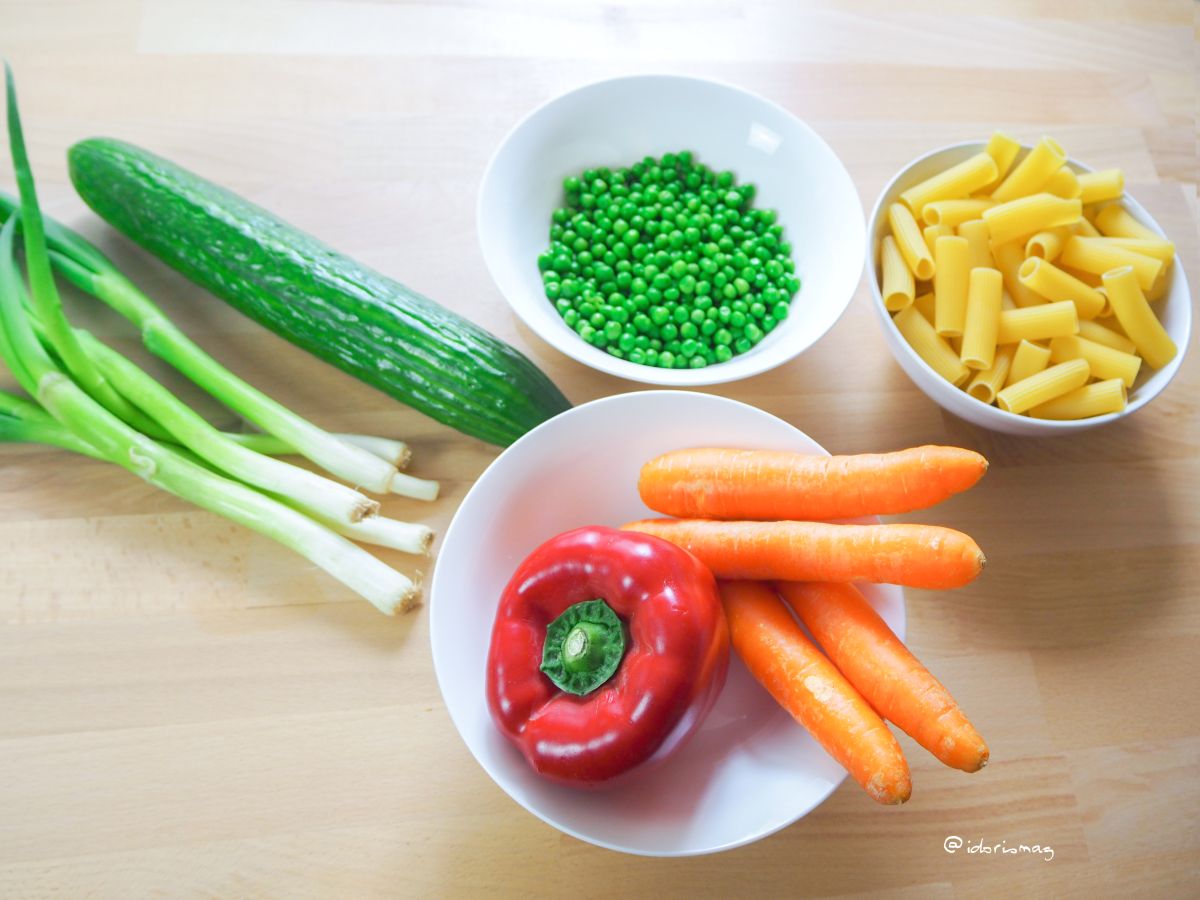 Veganer Nudelsalat mit Gemüse und Joghurt Dressing