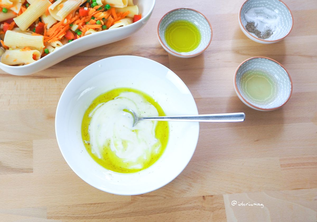 Veganer Nudelsalat mit Gemüse und Joghurt Dressing