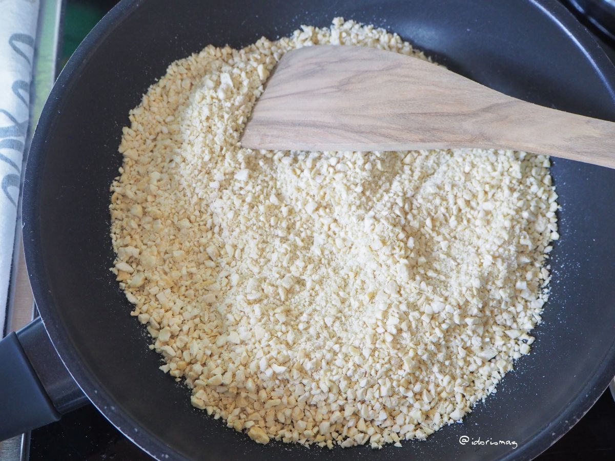 Gemüse Reis mit roten Zwiebeln, Zucchini, Erbsen und gerösteten Cashews - Veganes Alltags Rezept
