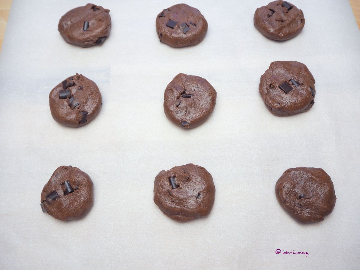Vegan chocolate cookies with chocolate chips and a chococlate glaze - Double chocolate cookies