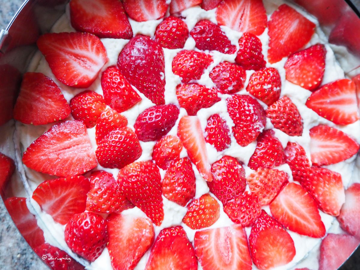 Erdbeer Torte mit luftigem Biskuit Teig vegan