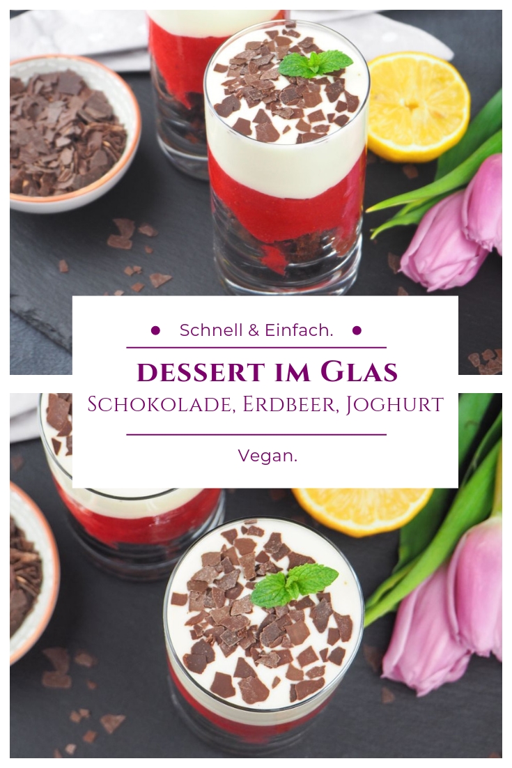 Veganes Schichtdessert im Glas - Schokoladeboden, Erdbeeren und Joghurt
