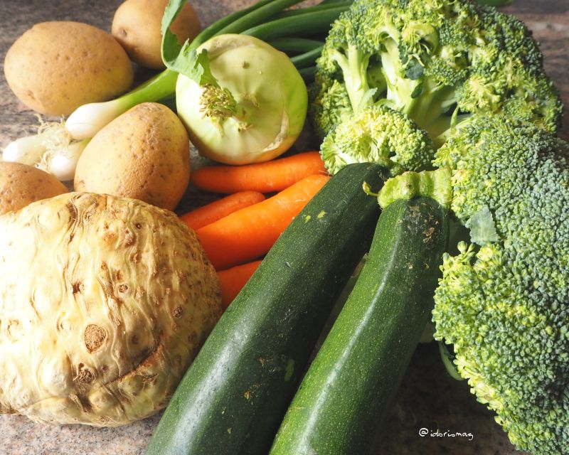 Vegan Creamy Vegetable Soup - Brokkoli, Potatoes, Carrots, Kohlrabi - Plant-based recipe