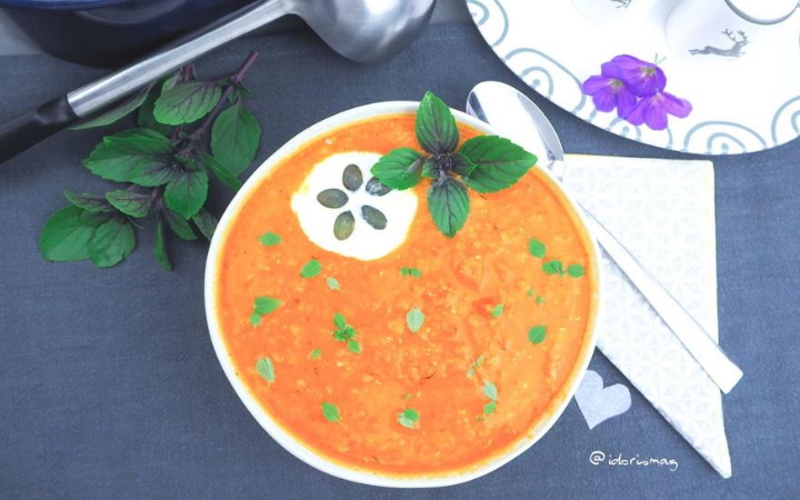 Vegane Linsen Tomaten Suppe mit Karotten und Knoblauch